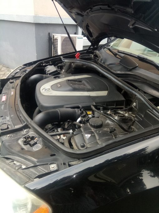 Mercedes Benz ML 350 Engine view
